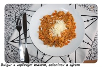 Bulgur s vepřovým masem, zeleninou a sýrem